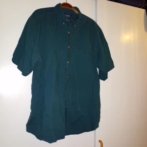  - Grön/turkos kortärmad skjorta