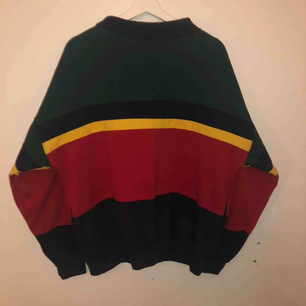 Snygg multifärgad sweatshirts i storlek large. Inga skador, säljer för att jag ej använder längre:) möts upp i Stockholm eller så står köparen för frakten. Tröjor & Koftor.