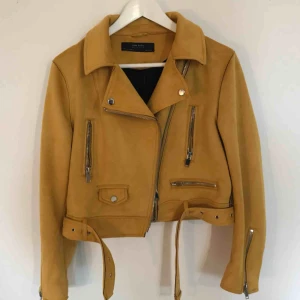  - Senapsgul bikerjacka i moccaimitation. Har nästan aldrig använt så den är som ny. Den är i storlek L men jag själv är en S så den passar fast är lite oversize.