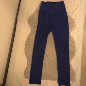  - Super sköna högmidjande byxor som är mörkblåa med extra knappar. Säljer då det inte är min stil längre. Köparen står för frakten och betalning sker via Swish👍