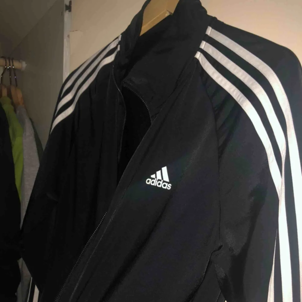 Adidas tröja i nyskick. Frakt kostar 60kr.. Tröjor & Koftor.