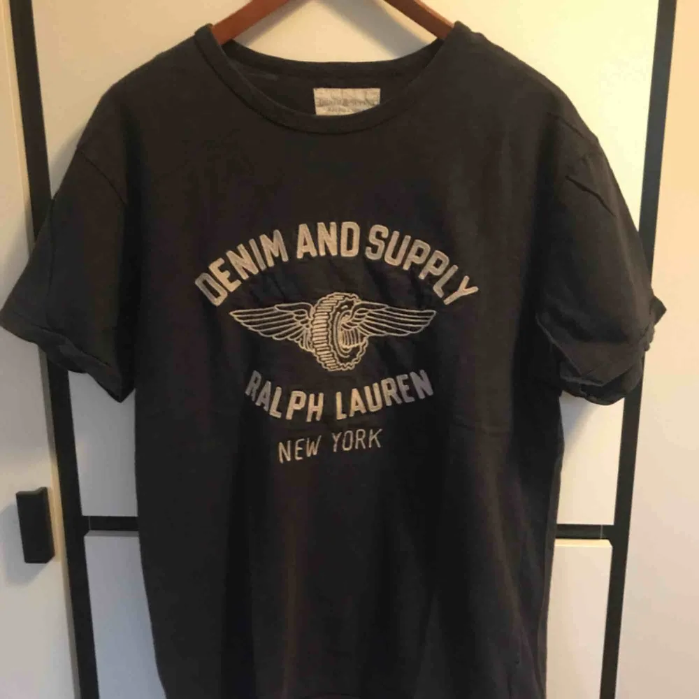 Mörkblå t-shirt från Ralph Lauren. Bomull/ linne. Sitter bra och är hel, inget slitage. Jag är 187cm/70kg. T-shirts.