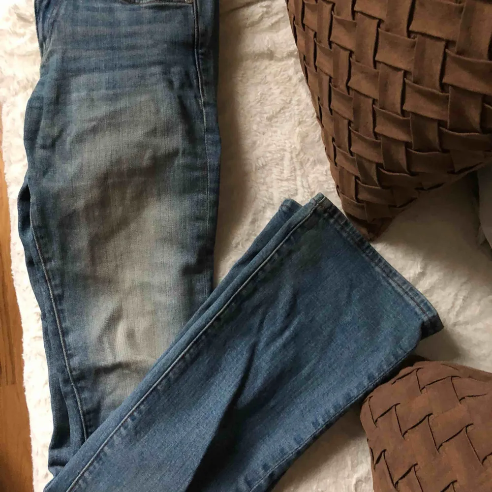 Crocker jeans som är utsvängda nertill. Jeans & Byxor.