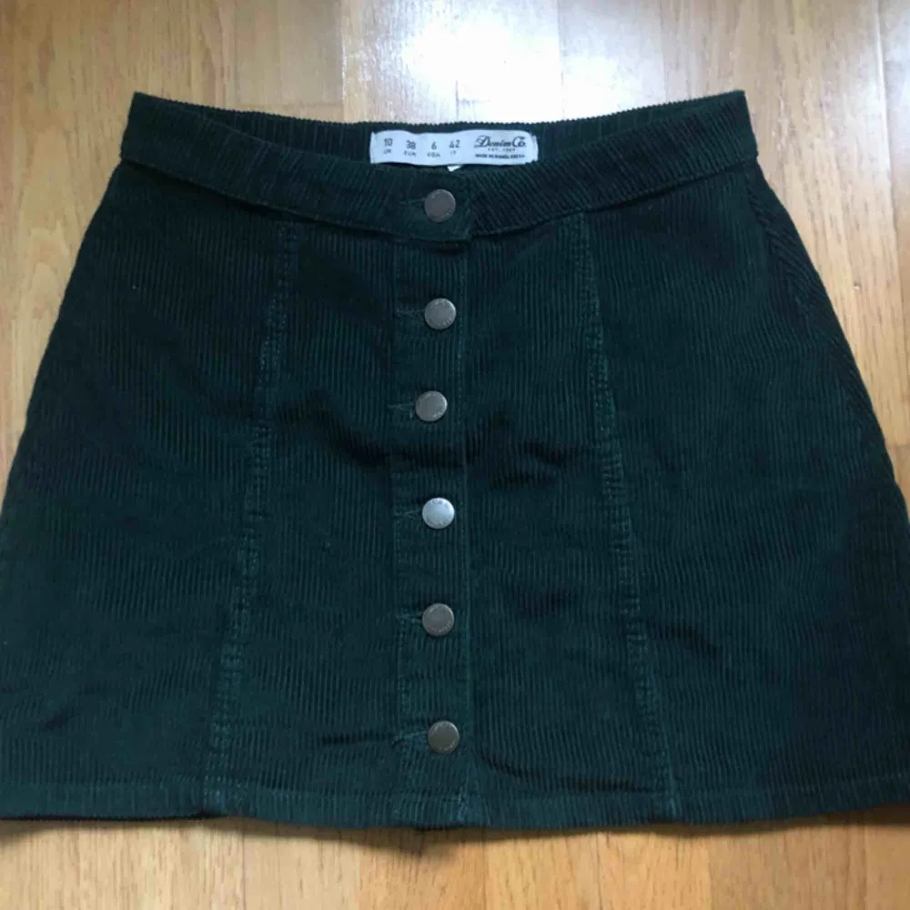 Säljer denna jättefina kjol i grön manchester då den tyvärr är lite för stor. Mycket bra skick! Kan mötas upp i Göteborg eller Alingsås . Kjolar.