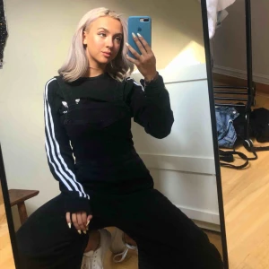  - Säljer dessa hängselbyxor från weekday! Älskar dem men inte använt så mycket så säljer dem! Storlek 36 och balla som fan. Köpta för 600! Pris kan förhandlas vid snabbt köp