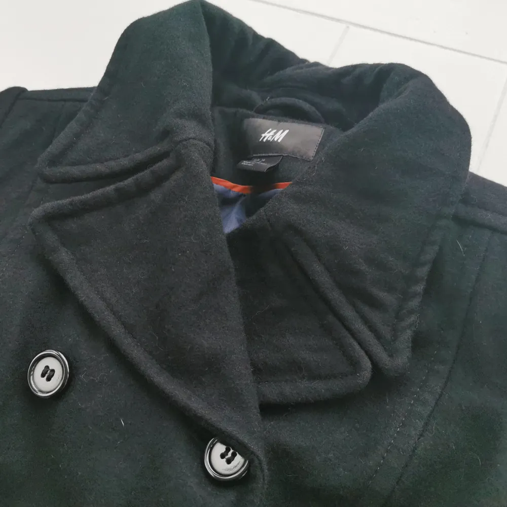 Superfin dubbelknäppt jacka från H&M i superfint skick. Köparen står för frakten 🌠. Jackor.