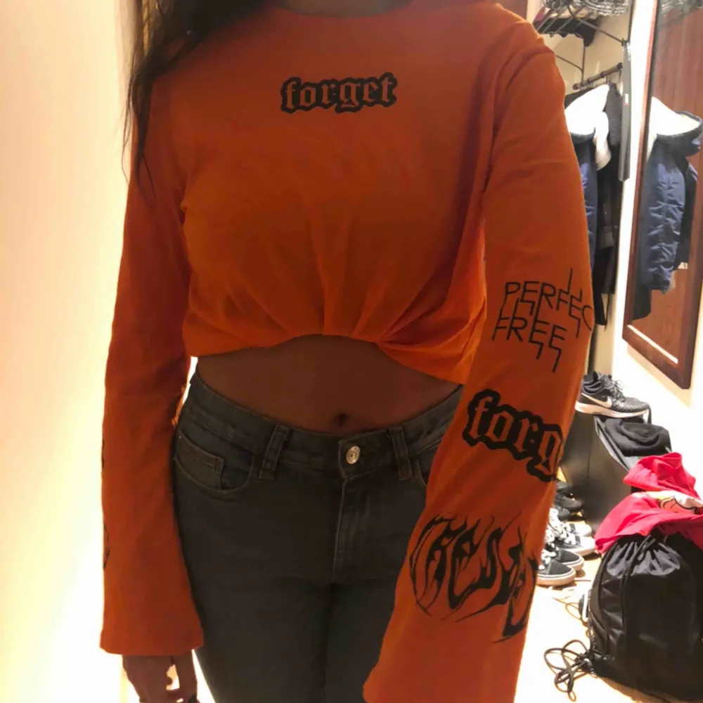 as cool orange tröja med tryck från h&m, står XS på den men är nästan lite stor på mig som är S, så skulle säga att den är mer ett S. Skjortor.