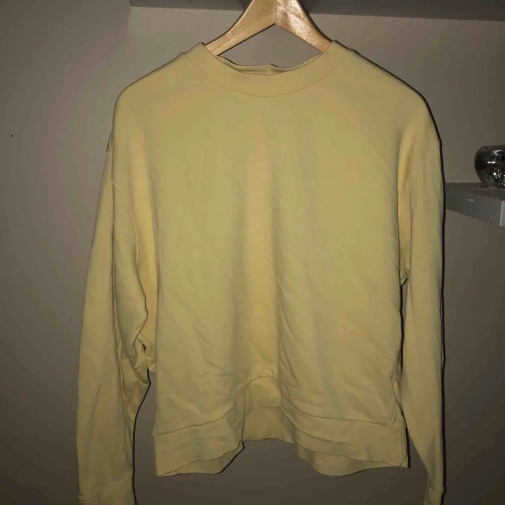 Superskön ljusgul sweater från weekday säljes pga kommer tyvärr inte till användning :( 180kr + frakt!✨ * färgen är ljusare i verkligheten!. Hoodies.