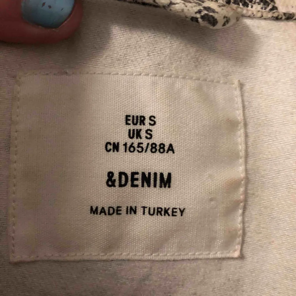 Kort jeansjacka med ormskinnsmönster från H&M. Skitsnygg och endast använd fåtal gånger! Säljer pga kommer inte till användning 💓💓💓💓. Jackor.