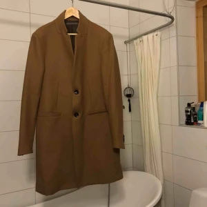  - Jättesnygg brun Zara Men rock. Oanvänd.  Frakt tillkommer men möts i stockholm 