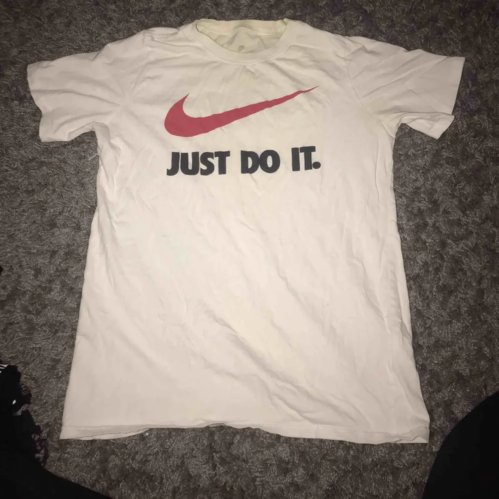 En tröja från nike. använd men i gott skick. har blivit lite blekt runt halsen därefter priset. . T-shirts.