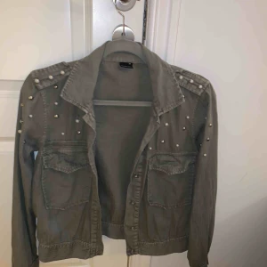  - Fin jacka från Gina tricot. 