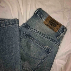  - Jeans från Crocker säljes. Vida vid benen. Köparen står för frakt. 