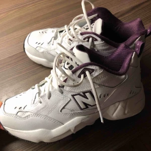  - New Balance 608 i fint skick. Använda ett fåtal gånger, lite små i storleken och skulle säga att de mer är en 38,5. Frakt tillkommer. 