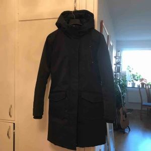  - Ursnygg Marinblå höst/vinterkappa med varm och skön luva (ej avtagbar). Fodrad och skön i vinter.❄️ Slutar ovan knäna på mig som är 165 cm lång.  Inköpt förra vintern och använd en säsong.❄️   Lycka till!☃️😍 