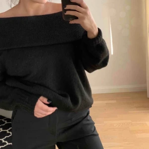  - Svart stickad off-shoulder tröja. Endast använd fåtal gånger. Köparen står för frakten. 