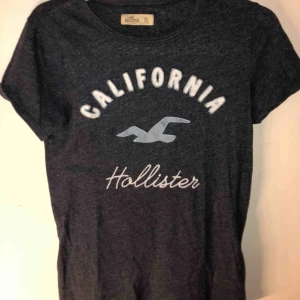  - Marinblå hollister T-shirt. Skönt material matchar till det mesta.