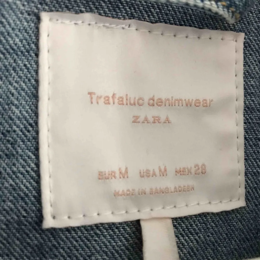 Jeans jacka med puffiga axlar (inga axelvaddar) från zara kontakta mig om frakt samt annan information❤️❤️ . Jackor.