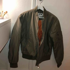 - Jättefin, näst intill oanvänd bomberjacka från Junkyard. Storlek XS och passar på både tjejer och killar! Köparen står alltid för frakt, för fler frågor skriv privat🥰