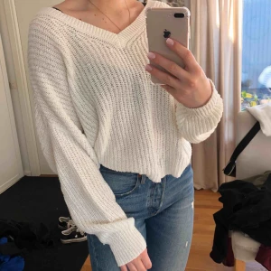  - Stickad tröja från ZARA som ej används längre. Jag är en storlek 36/S i alla kläder vanligtvis och är 177cm lång så passform kan variera. Hör gärna av dig om du har frågor! 🥰