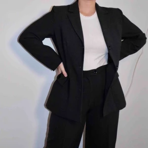  - Grå oversized kavaj från märket Maria Westerlind. Storlek saknas men passar oversized på strl S och M! Matchar de gråa kostymbyxorna som vi också säljer.