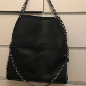  - Fin och rymlig väska  Frakt står köparen för 