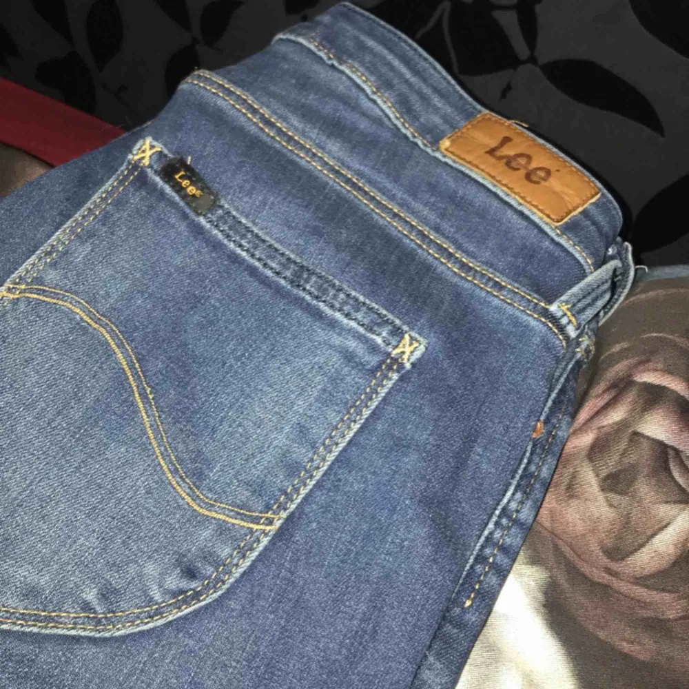 Oanvända Lee Jeans. Säljer för att de passar inte.. Jeans & Byxor.