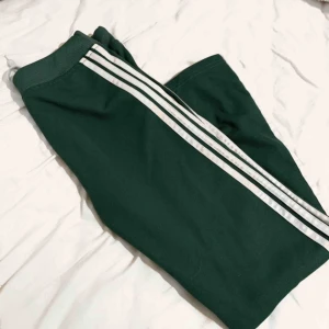  -  adidas byxor, säljs på grund av att jag har redan lika dana, finns att hämta i Trollhättan men kan också skickas 🌻