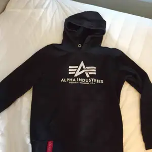 Äkta Alpha Industies Hoodie 🥰 En av metallsakerna på huvan är borta, annars fint skick. Köpt detta året för ca 700 kr  