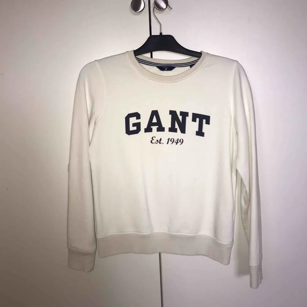 Säljer en vit tröja från Gant i strl xs. Endast använd fåtal gånger så i mkt fint skick, nypris 700kr.. Tröjor & Koftor.