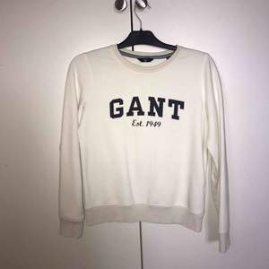 Säljer en vit tröja från Gant i strl xs. Endast använd fåtal gånger så i mkt fint skick, nypris 700kr.