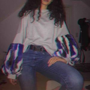  - Cool grå sweatshirt med puffiga armar i blått och vitt, säljer pågrund av att jag har tröttnat. Passar mig lite smått oversize och jag använder i vanliga fall xs🌸