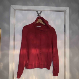  - röd hoodie från NAKD. passar även S