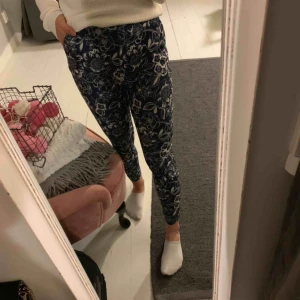  - Skithäftiga blommönstrade jeans i jätteskönt material. Säljer då de tyvärr inte längre kommer till användning.
