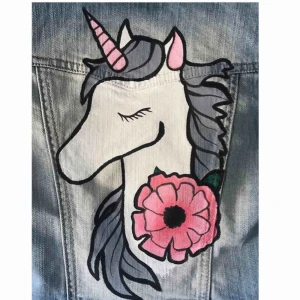  - Unicorn jeansjacka! 🥺💖   - Storlek: 134   - Pris: 299 kr + ev frakt   - Skick: Bra ————————————————————————Jeansjacka i storlek 134, med handmålat unicorn motiv på ryggen. Vid frågor eller mer bilder, dm;a mig! 💖