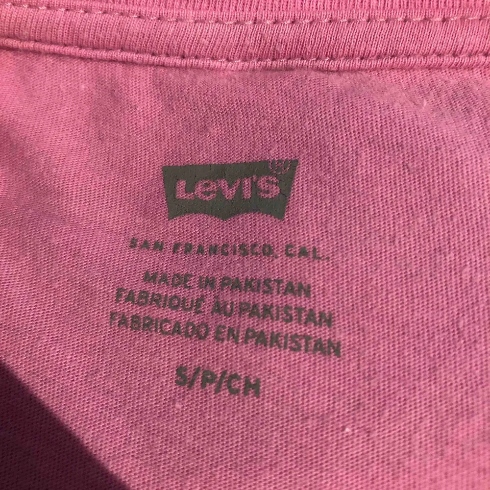 Rosa t-shiet från Levi’s i fint skick. Använd fåtal gånger. Säljer pga att den aldrig kommer till användning. . T-shirts.
