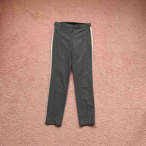  - Snygga tighta kostym byxor. Aldrig använda, i väldigt bra skick! Frakt tillkommer 