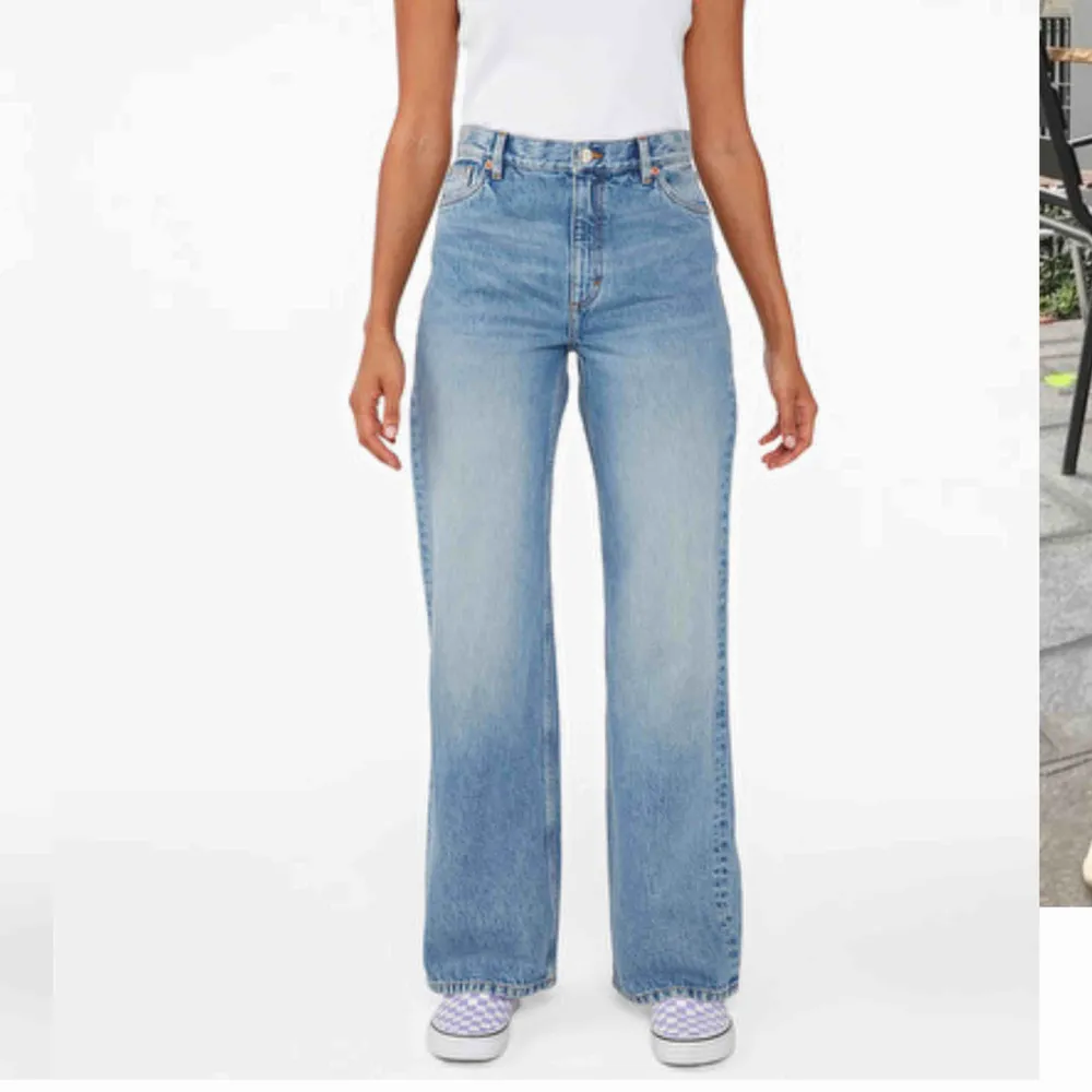 Vida jeans från Monki i modellen Yoko, säljer pga lite för stora.  Byxorna är Helt hela och köptes för 400kr.  Möts upp i centrala Stockholm/nacka/värmdö eller postar men då står köparen för frakten 😁. Jeans & Byxor.