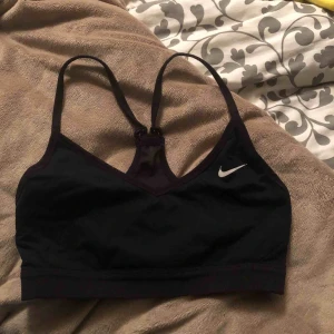  - Sport BH från nike! Säljes pga för liten. Kan mötas i stockholm/järfälla eller så tillkommer frakt