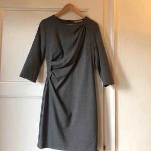  - Oanvänd klänning från Tiger of sweden, strl 38. Kan mötas i Stockholm eller posta