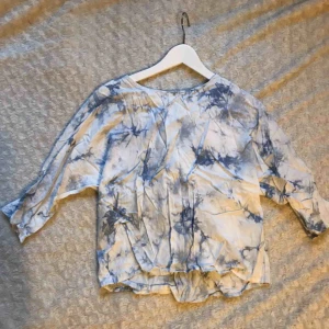  - Blus från Forever21 i Marmormönster med dragkedja i ryggen som går att anpassa.