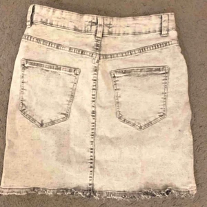  - Supersnygg ljusgrå (spräcklig/urtvättad) kjol från bershka, knappt använd. Storlek 36 men väldigt mycket stretch så passar högre storlekar med!