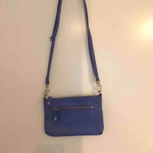  - Lila liten väska den monki 