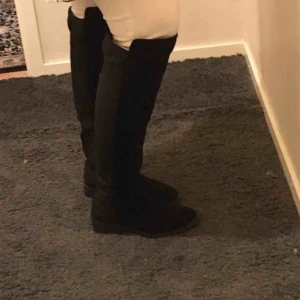  - Sparsamt använda overknee stövlar. Frakt ingår i priset.