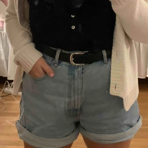  - Säljer dessa super fina shortsen från zara då de är för stora för mig! 