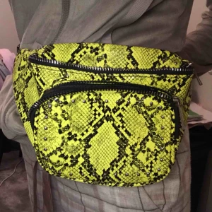  - En skit cool väska som man kan ha runt midjan elr om axen. Aldrig använd. För bara 100kr