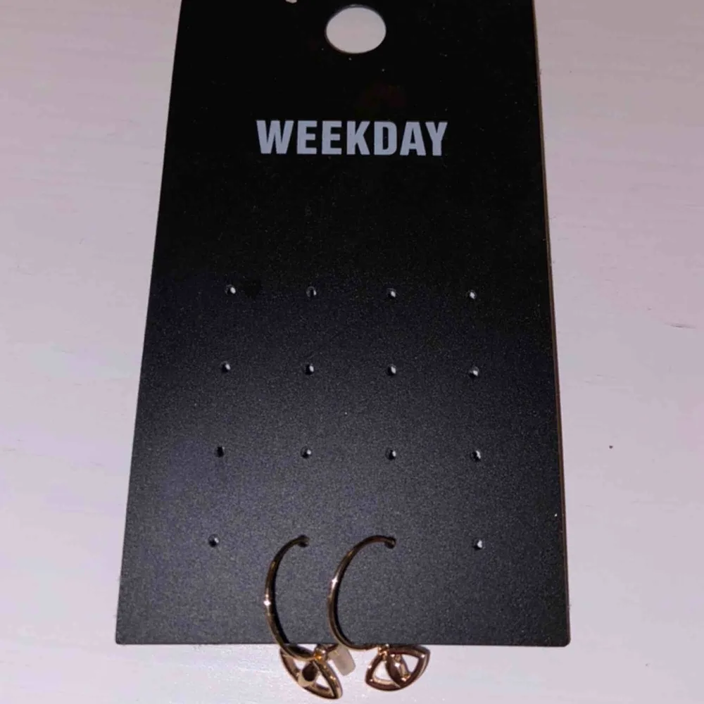 Säljer dessa coola weekday örhängen! Aldrig använda💕. Accessoarer.