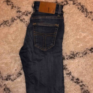  - Säljer mina mörkblåa Tiger of Sweden jeans! De har inget slitage och ser ut som nya, mycket bra passform! Nypris: 1 299 kr Kan mötas upp men även frakta, då tillkommer det fraktkostnad! 