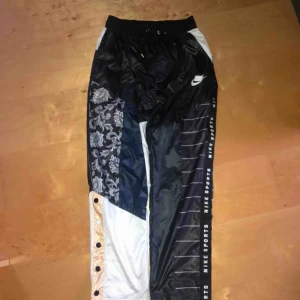  - As balla byxor från Nike! Köptes för 630kr på zalando, slutsålda nu finns bara i vit och röd färg kvar. Storlek S!  Skriv gärna om funderingar💜