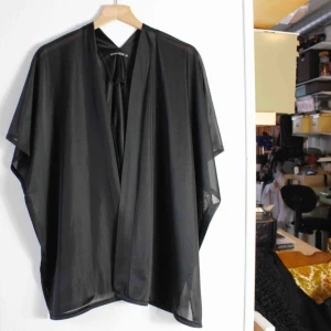  - Svart transparant kimono från Rut & Circle i storlek S.  Finns i Åre men kan även skickas.